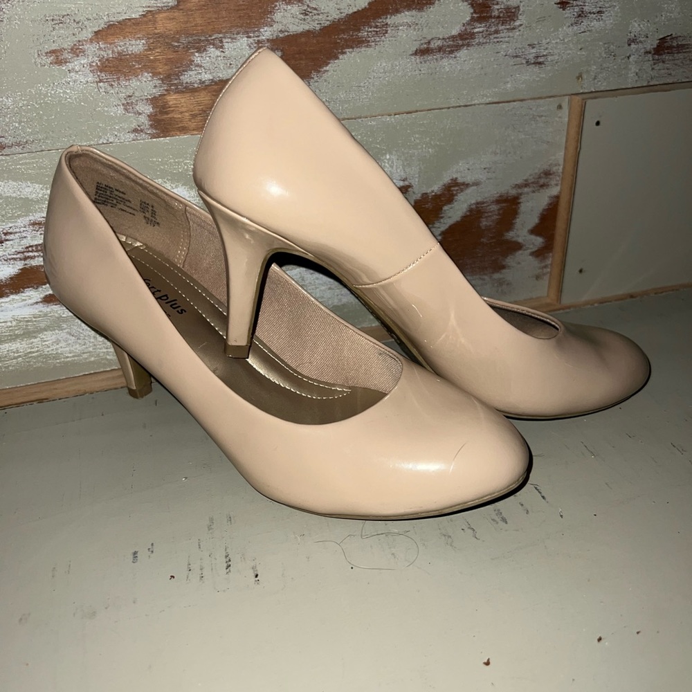 Beige hells comfort Plus by predictions (size 8)